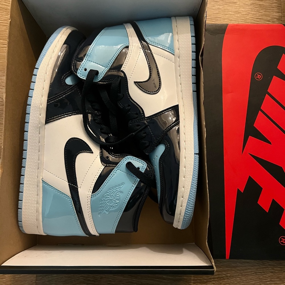 Air jordan 1 retro high OG condition is brand new no creasing maybe worn once.